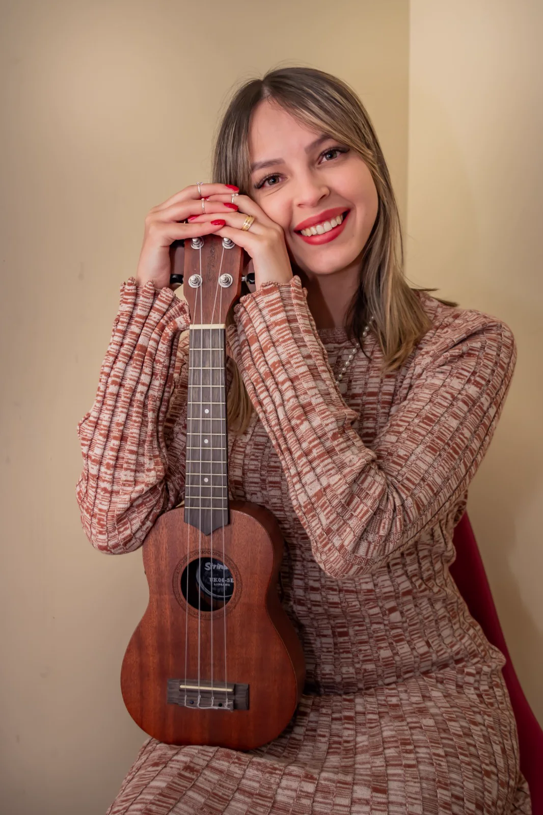 Prf. Midian Santana sentada com violão